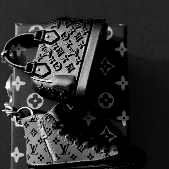 A Modern Look at Keyring/Bagcharm Fashion W/t Box ( Great Gift) - Picture 2 of 4